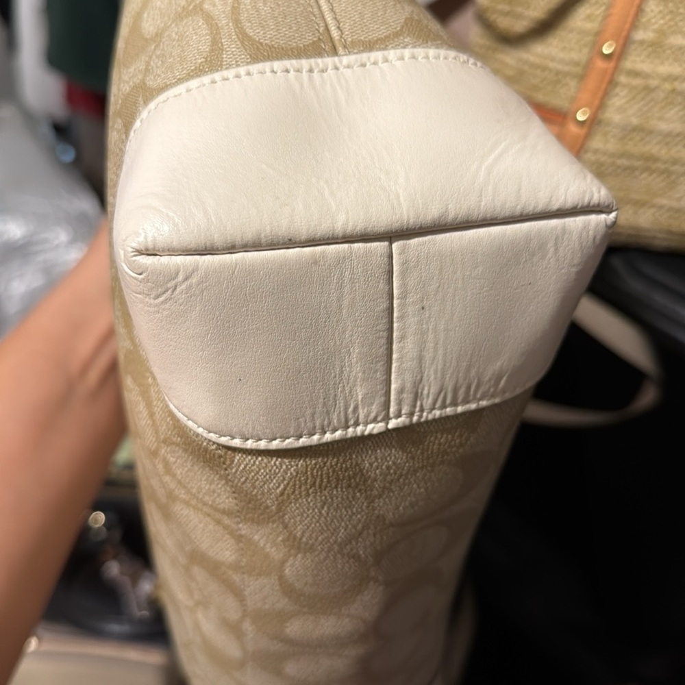 Coach Beige and Cream Tote Bag zip top signature canvas style comes with charm - Picture 8 of 11